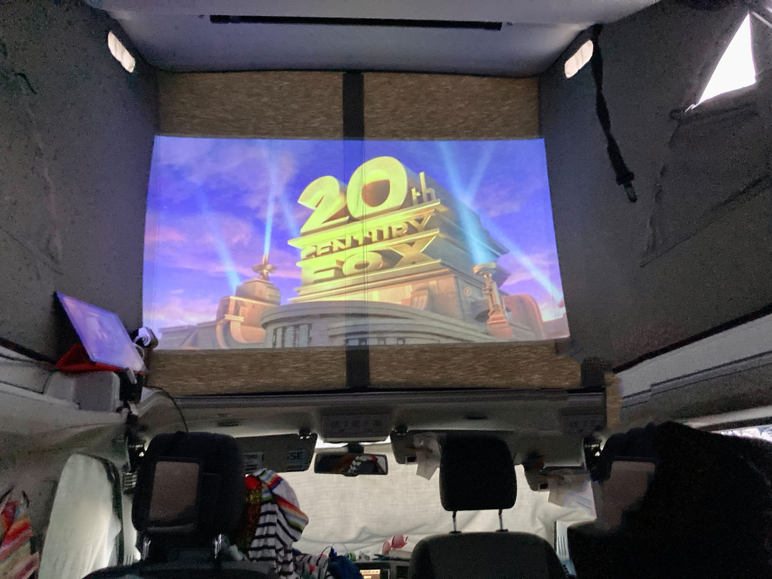 VW California Bus Kino mit LED Beamer Projektor für die Reise