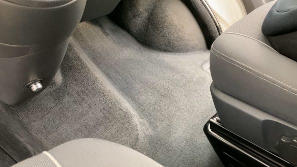 Reschts_2_nachher VW Bus T5 T6 saugen reinigen putzen Waschsauger Kärcher Bissell Teppich Polster Sitz Bank